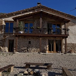 Esta casa se encuentra en Cambrils dels Pirineus Lleida) a pocos kilómetros de Solsona. Tiene una capacidad hasta 16 personas y aceptan mascotas.